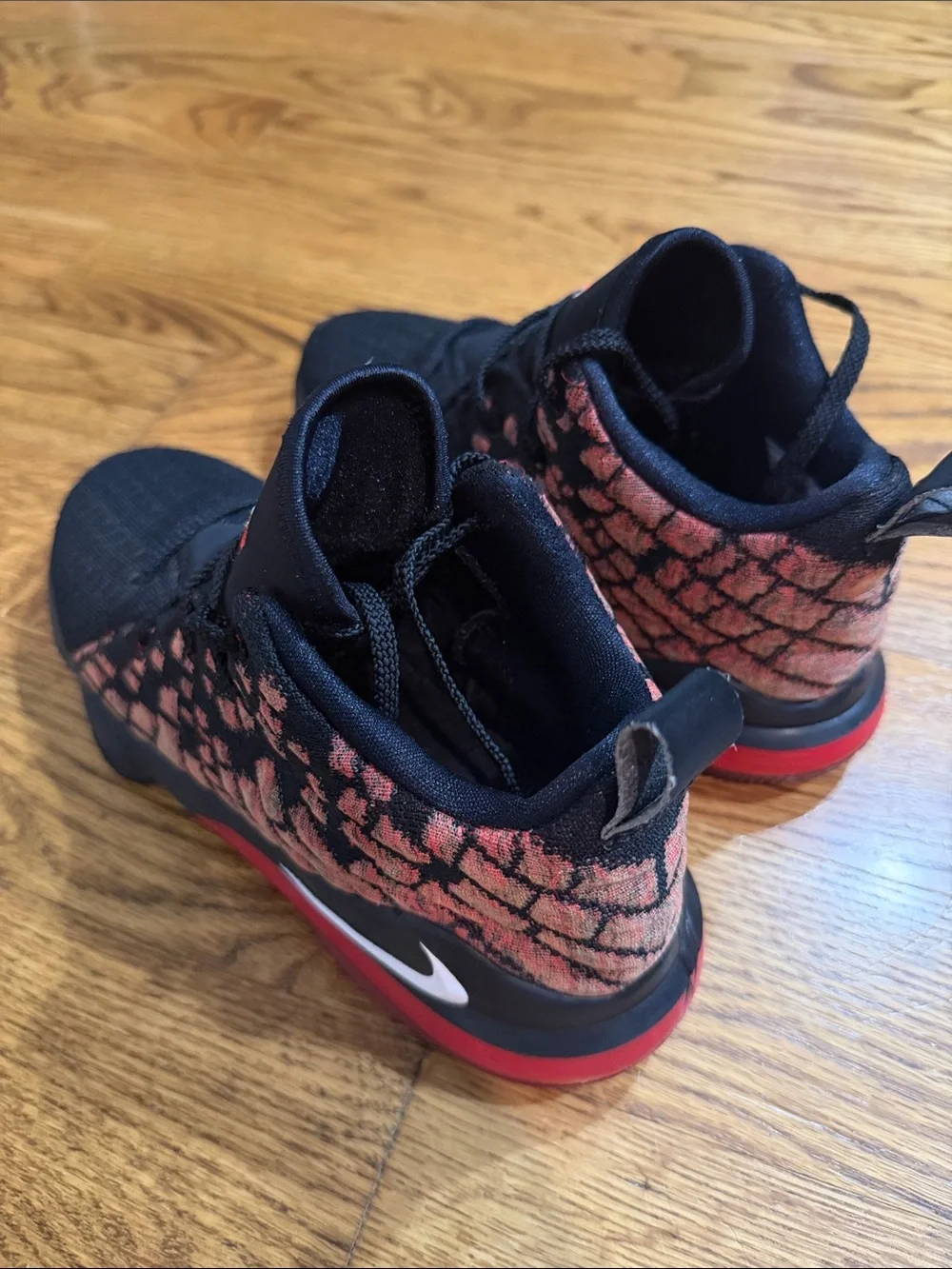 Nike Lebron 17 XVII GS 'Infrared VI' Black Red Basketball Sneakers. Size 3Y.